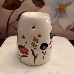 True Living Floral Ceramic Wax Warmer in White w/Multicolor Flowers & Bees (NWT)